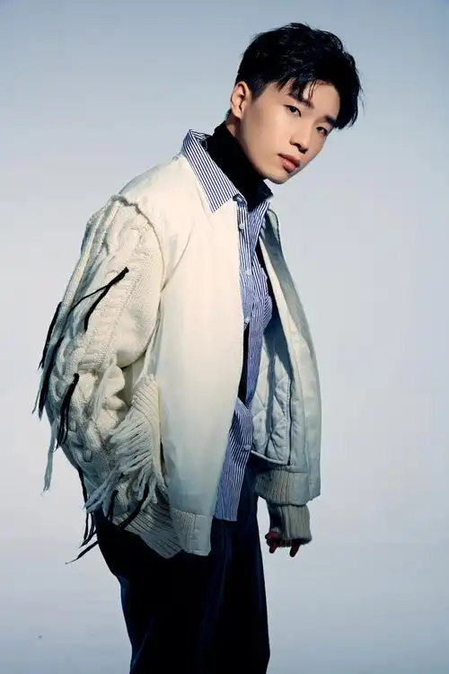 也让这张专辑扎实饱满的展现了"歌手"与"演员"双面向的曹杨,身份的