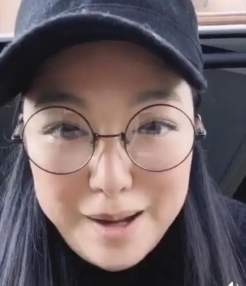 而在近期,李珊珊又受到刘銮雄妻子甘比的鼓励与影响,再次迈出了接触