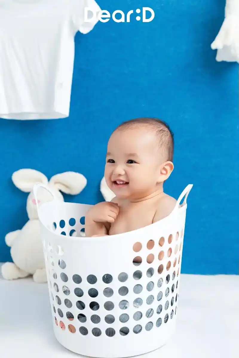 居家ins风儿童写真99超治愈的宝宝照.蓝色背景搭配白色玩具 - 抖音