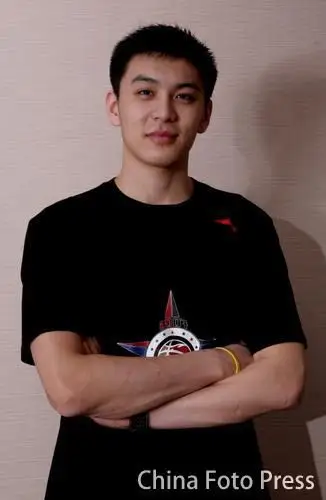 图文:cba球星酒店拍写真 杨鸣笑容灿烂