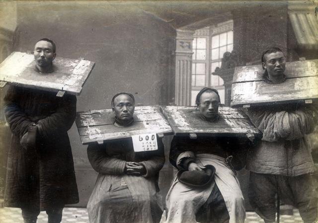 清末时期的百姓和官员公堂审案场景戴着枷锁的囚犯